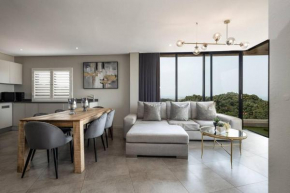 Executive 3 bed in central location w infinity pool